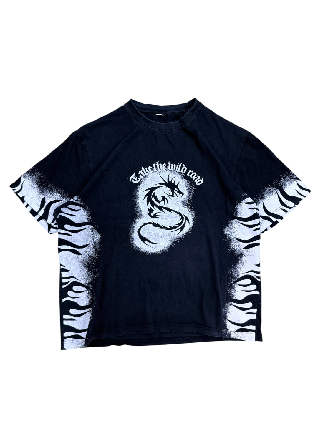 2000s dragon graphic tshirt extra large