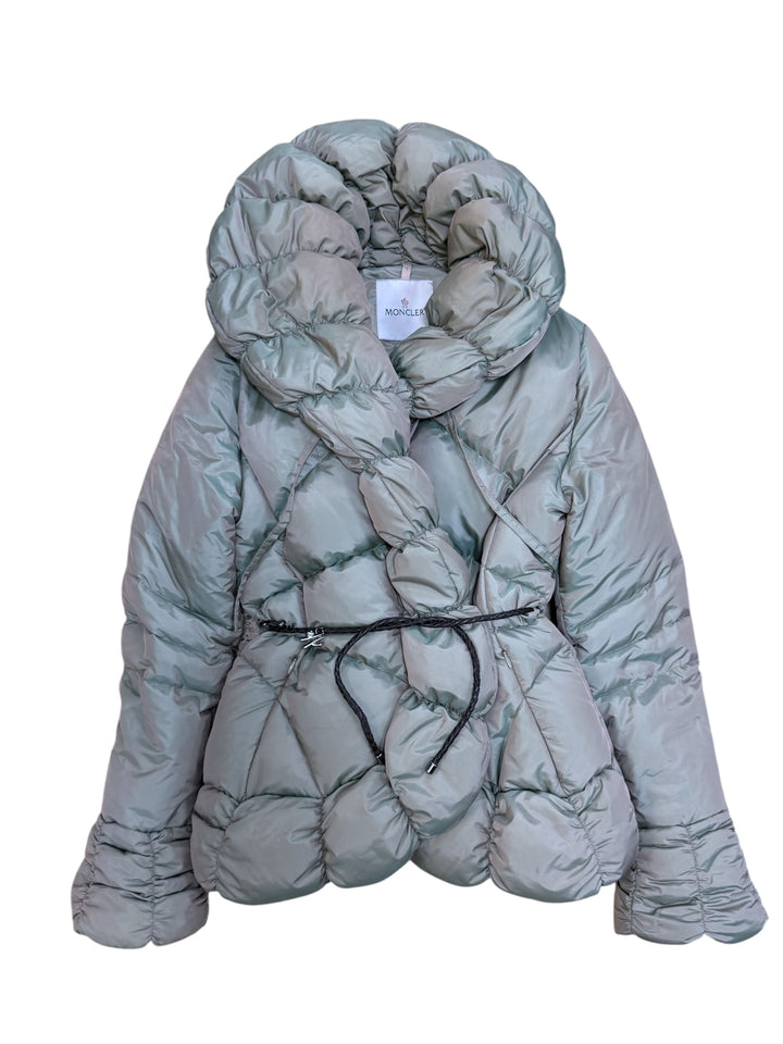Moncler sculpted puffer jacket - oversized braided collar